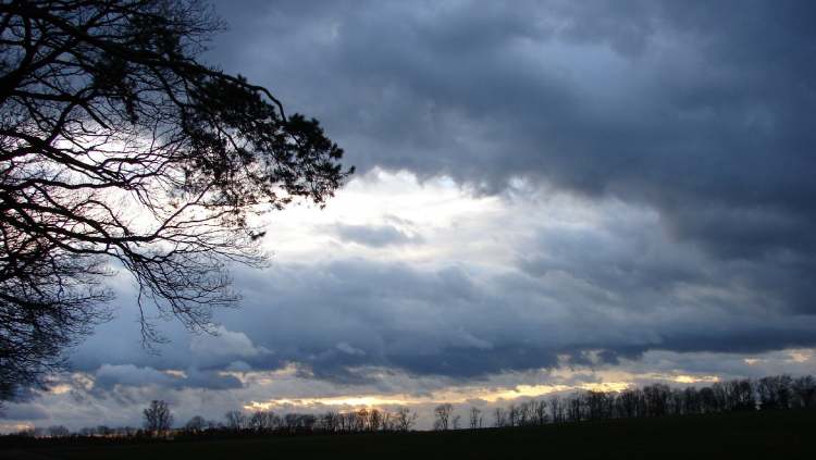 Sonnenuntergang mit wilden Wolken (Bitte hier klicken um dieses Bild in seiner vollen Größe zu betrachten)