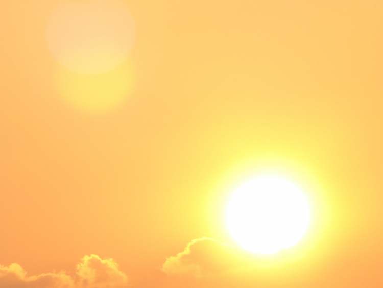 Sonne am gelben Himmel (Bitte hier klicken um dieses Bild in seiner vollen Größe zu betrachten)