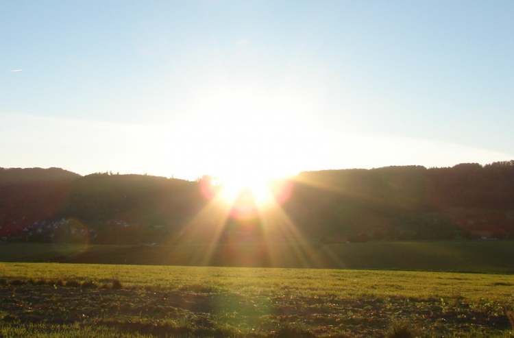 Sonnen bricht sich durch den Berg (Bitte hier klicken um dieses Bild in seiner vollen Größe zu betrachten)