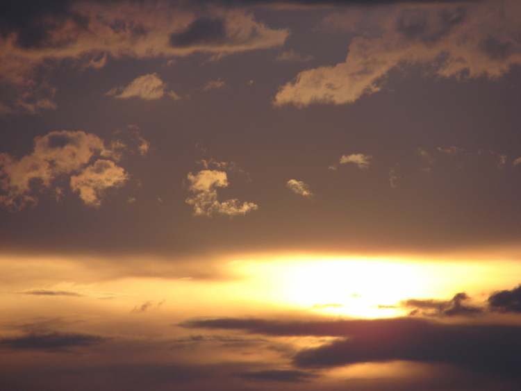 Sonnenlicht strahlt durch Wolken (Bitte hier klicken um dieses Bild in seiner vollen Größe zu betrachten)