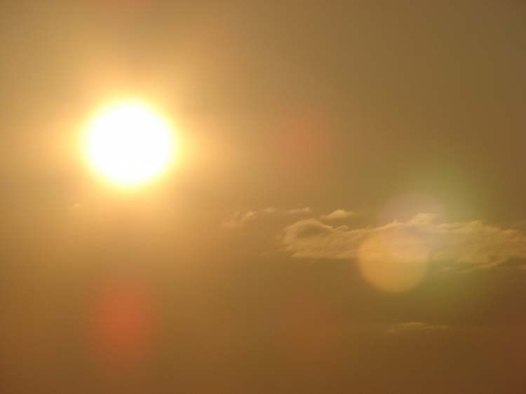 Sonne am düsigen Himmel (Bitte hier klicken um dieses Bild in seiner vollen Größe zu betrachten)