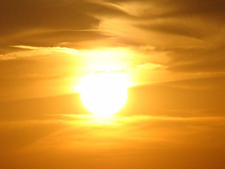 Sonne bestrahlt gesprühte Wolken (Bitte hier klicken um dieses Bild in seiner vollen Größe zu betrachten)