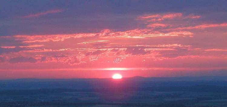 Sonnenuntergang bei feinem Wolkenbild (Bitte hier klicken um dieses Bild in seiner vollen Größe zu betrachten)
