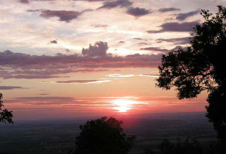 der bewölkte Sonnenuntergang (Bitte hier klicken um dieses Bild in seiner vollen Größe zu betrachten)