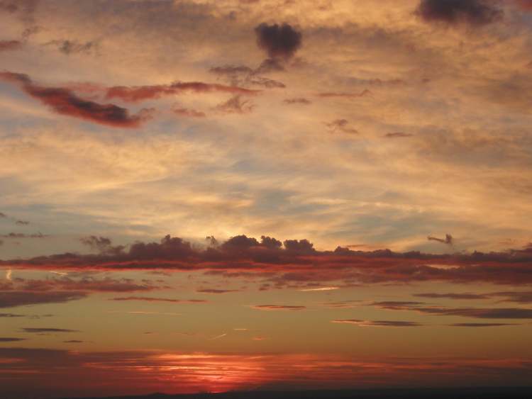 wilde Sonnenuntergangswolken (Bitte hier klicken um dieses Bild in seiner vollen Größe zu betrachten)