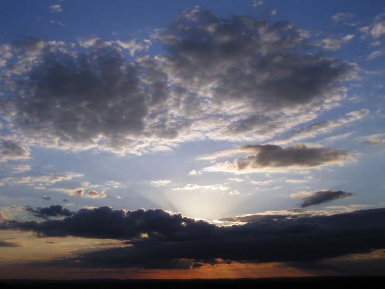 das Toben der Wolken beim Sonnenuntergang (Bitte hier klicken um dieses Bild in seiner vollen Größe zu betrachten)