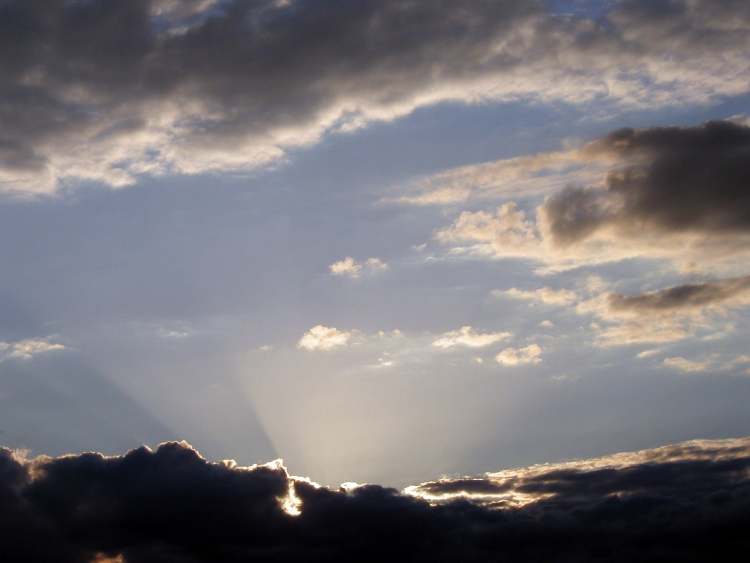 Sonnenuntergang hinter Wolkenwand (Bitte hier klicken um dieses Bild in seiner vollen Größe zu betrachten)