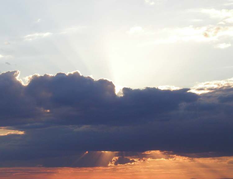 Wolkenbank bei Sonnenuntergang (Bitte hier klicken um dieses Bild in seiner vollen Größe zu betrachten)