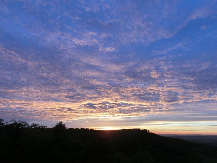Sonnenuntergang mit Wolkendecke (Bitte hier klicken um dieses Bild in seiner vollen Größe zu betrachten)