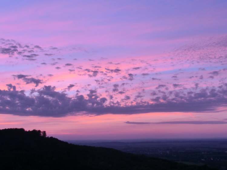 Sonnenuntergang mit leichten Flugwolken (Bitte hier klicken um dieses Bild in seiner vollen Größe zu betrachten)