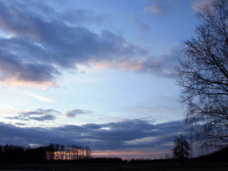 der blaue Sonnenuntergang am Abend (Bitte hier klicken um dieses Bild in seiner vollen Größe zu betrachten)