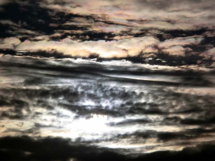 Sonnenuntergang am Abend hinter Wolken (Bitte hier klicken um dieses Bild in seiner vollen Größe zu betrachten)