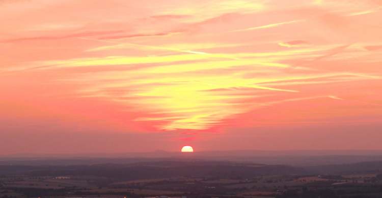 Sonnenuntergang am Abend in rot-gelb (Bitte hier klicken um dieses Bild in seiner vollen Größe zu betrachten)