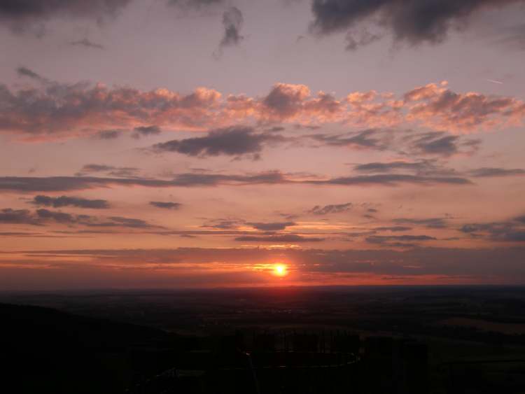Sonnenuntergang mit Himmel am Abend (Bitte hier klicken um dieses Bild in seiner vollen Größe zu betrachten)