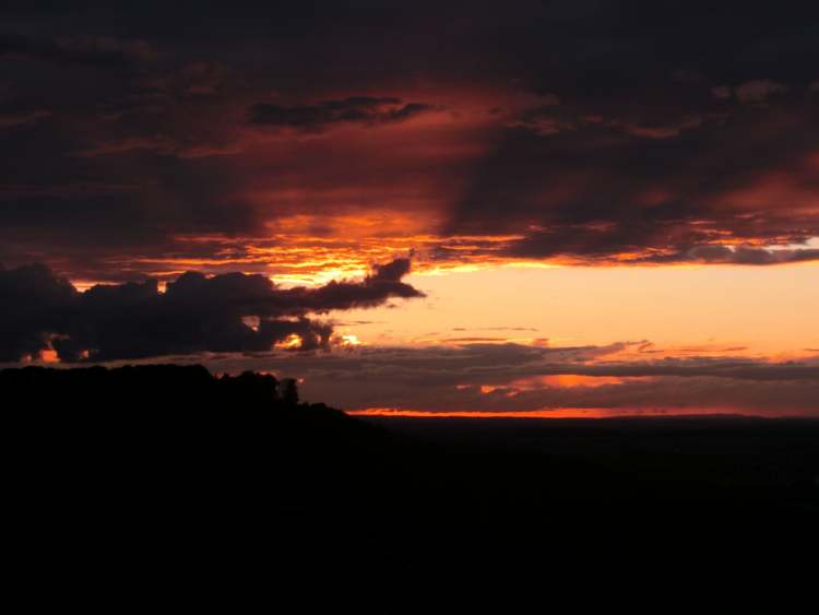 düsterer Sonnenuntergang mit Abendhimmel (Bitte hier klicken um dieses Bild in seiner vollen Größe zu betrachten)