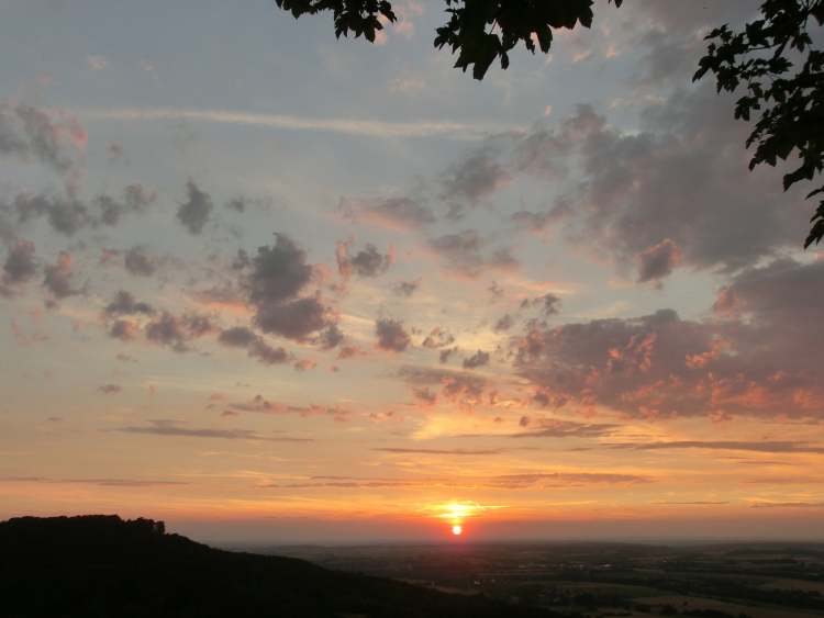 der ferne Sonnenuntergang mit Abendhimmel (Bitte hier klicken um dieses Bild in seiner vollen Größe zu betrachten)