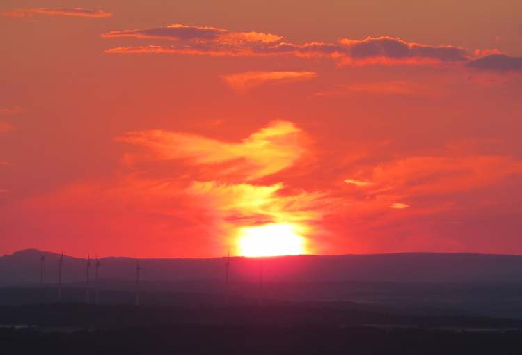 Sonnenuntergang mit Windrädern (Bitte hier klicken um dieses Bild in seiner vollen Größe zu betrachten)
