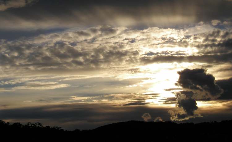 Sonnenuntergang mit wildem Wolkenhimmel (Bitte hier klicken um dieses Bild in seiner vollen Größe zu betrachten)