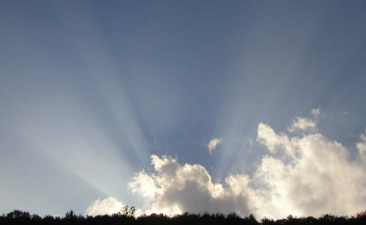 Sonnenstrahlen hinter Wolken (Bitte hier klicken um dieses Bild in seiner vollen Größe zu betrachten)