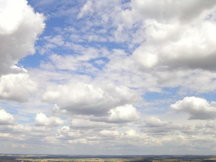 Himmel und weiße Wolken (Bitte hier klicken um dieses Bild in seiner vollen Größe zu betrachten)