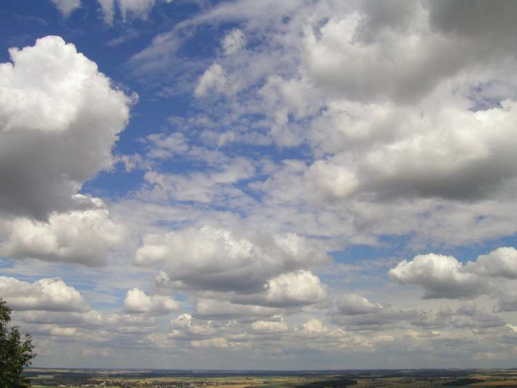 Wolken die am Himmel ziehen (Bitte hier klicken um dieses Bild in seiner vollen Größe zu betrachten)