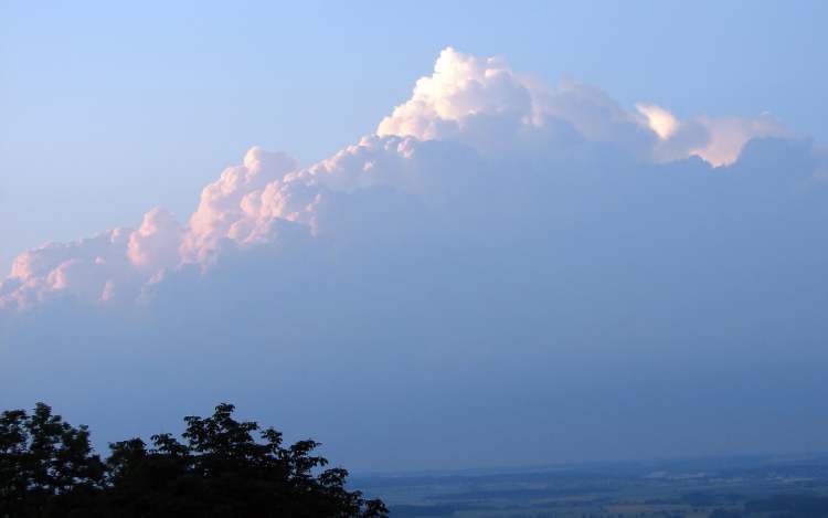Wolken wie eine Bergwand (Bitte hier klicken um dieses Bild in seiner vollen Größe zu betrachten)