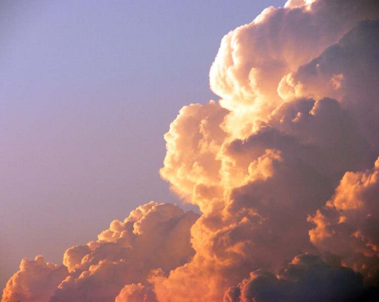 Himmel und Wolken im Abendlicht (Bitte hier klicken um dieses Bild in seiner vollen Größe zu betrachten)
