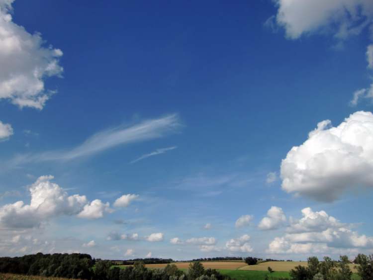 heiterer Himmel und Wolken über dem Land (Bitte hier klicken um dieses Bild in seiner vollen Größe zu betrachten)