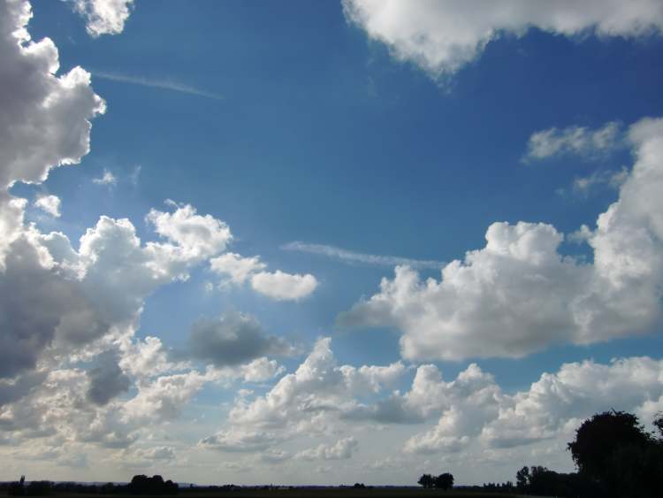 tiefe weiße Wolken (Bitte hier klicken um dieses Bild in seiner vollen Größe zu betrachten)
