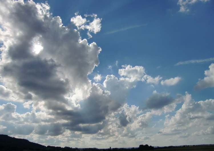 Himmel mit Wolken beladen (Bitte hier klicken um dieses Bild in seiner vollen Größe zu betrachten)