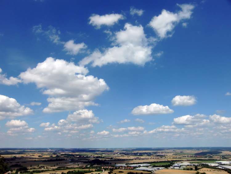 Himmel und Wolken und Landschaft (Bitte hier klicken um dieses Bild in seiner vollen Größe zu betrachten)