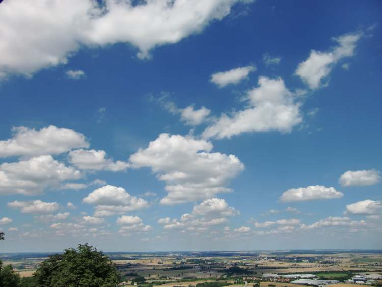 Himmel mit Wolken (Bitte hier klicken um dieses Bild in seiner vollen Größe zu betrachten)