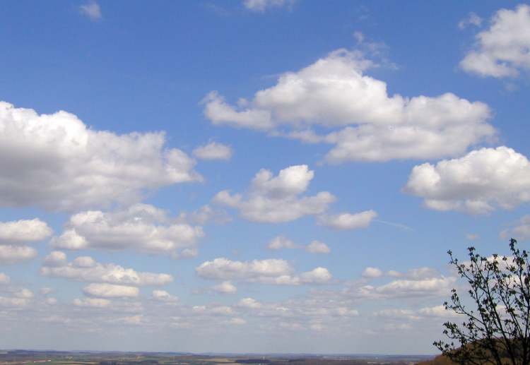 Wolken die über den Himmel ziehen (Bitte hier klicken um dieses Bild in seiner vollen Größe zu betrachten)