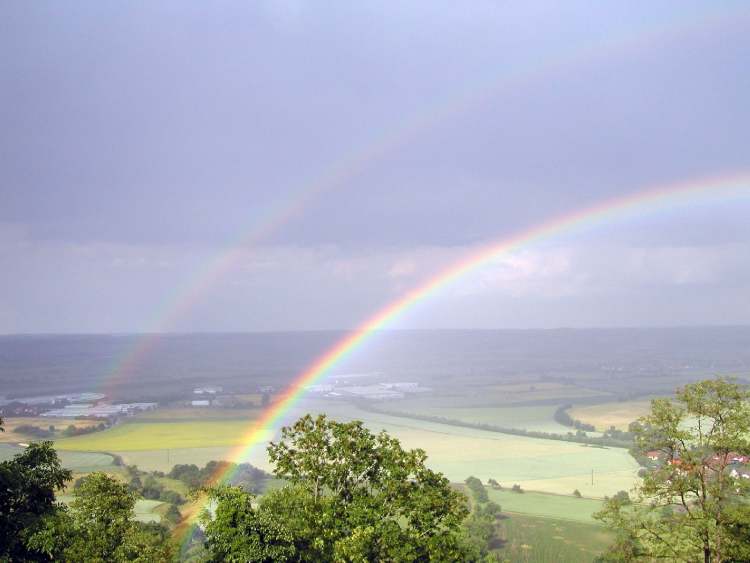 Regenbogen über Hohenlohe vom 26.Juni 2004 (Bitte hier klicken um dieses Bild in seiner vollen Größe zu betrachten)