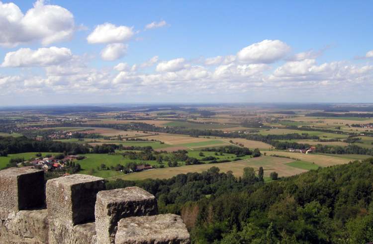 Blick von Waldenburg Bastei aus in die Hohenloher Ebene (Bitte hier klicken um dieses Bild in seiner vollen Größe zu betrachten)