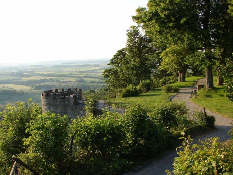 Bastei mit schönen Bäumen (Bitte hier klicken um dieses Bild in seiner vollen Größe zu betrachten)