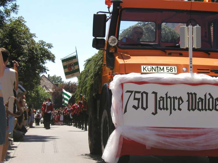 Der Festumzug kommt näher (Bitte hier klicken um dieses Bild in seiner vollen Größe zu betrachten)