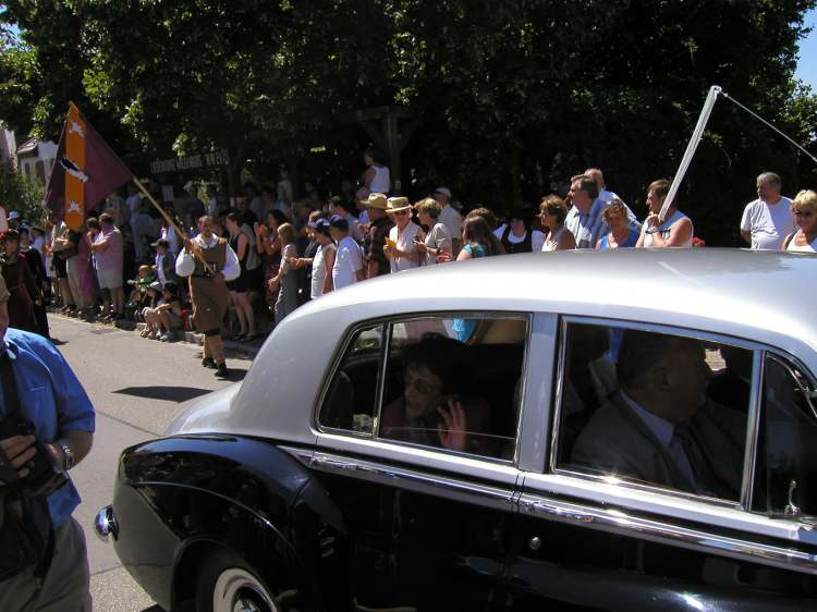 Festumzug - ei - wer sitzt in diesem edlen Auto ? (Bitte hier klicken um dieses Bild in seiner vollen Größe zu betrachten)