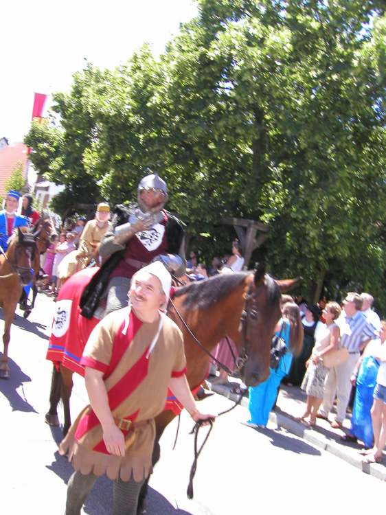 Ein Ritter mit seinem Knappen (Bitte hier klicken um dieses Bild in seiner vollen Größe zu betrachten)