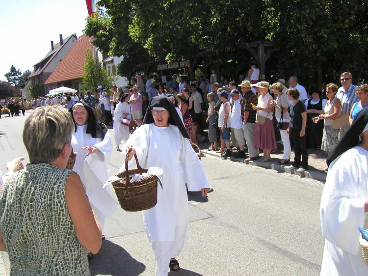 Nonnen vom Kloster (Bitte hier klicken um dieses Bild in seiner vollen Größe zu betrachten)