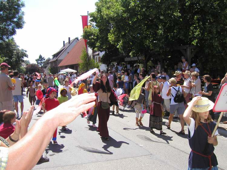 jubelnder Einzug der Kindergruppe (Bitte hier klicken um dieses Bild in seiner vollen Größe zu betrachten)