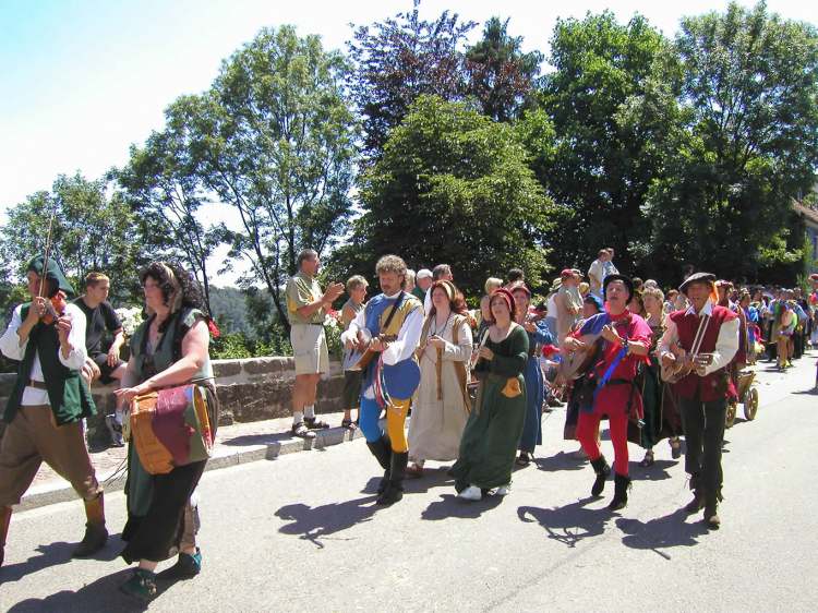 musizierende Gauklergruppe aus dem Mittelalter (Bitte hier klicken um dieses Bild in seiner vollen Größe zu betrachten)