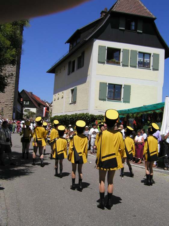 coole Mode mit gelbem Hut (Bitte hier klicken um dieses Bild in seiner vollen Größe zu betrachten)