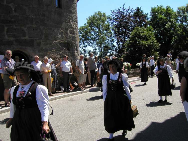 Landfrauen in ihren Trachten (Bitte hier klicken um dieses Bild in seiner vollen Größe zu betrachten)