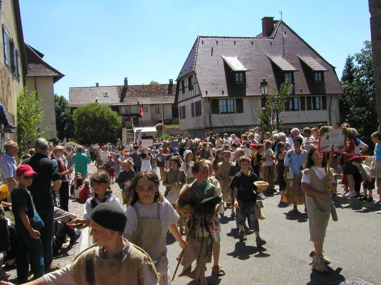 Festumzug mit vielen Menschen (Bitte hier klicken um dieses Bild in seiner vollen Größe zu betrachten)