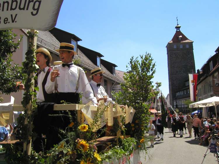 Liederkranzwagen mit Lachnerstum im Hintergrund (Bitte hier klicken um dieses Bild in seiner vollen Größe zu betrachten)