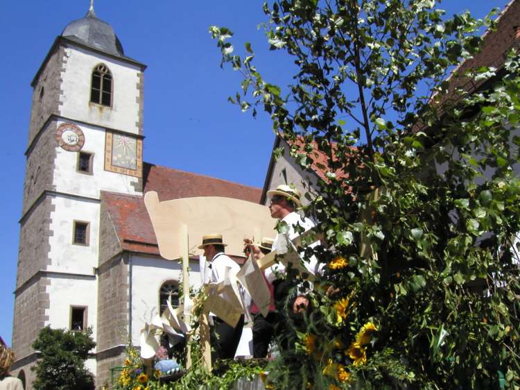 auf dem Wagen vor der Kirche (Bitte hier klicken um dieses Bild in seiner vollen Größe zu betrachten)