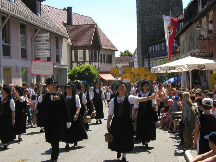 schwarze Tracht (Bitte hier klicken um dieses Bild in seiner vollen Größe zu betrachten)