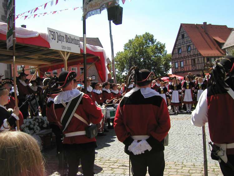 Grosser Siedershof Schwäbisch Hall steht stramm (Bitte hier klicken um dieses Bild in seiner vollen Größe zu betrachten)