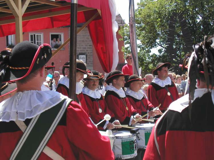 Grosser Siedershof Schwäbisch Hall mit Trommeln (Bitte hier klicken um dieses Bild in seiner vollen Größe zu betrachten)